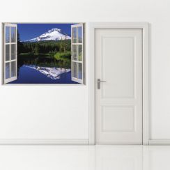 Fen&ecirc;tre avec vue sur un lac et la montagne