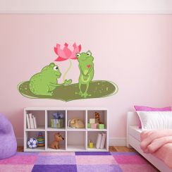 Crapaud et grenouille pos&eacute;s sur un n&eacute;nuphar